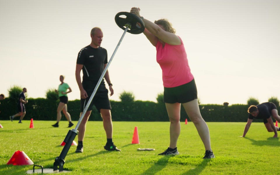 Alex begeleidt een deelnemer tijdens een buitentraining bij InBalans Personal Training